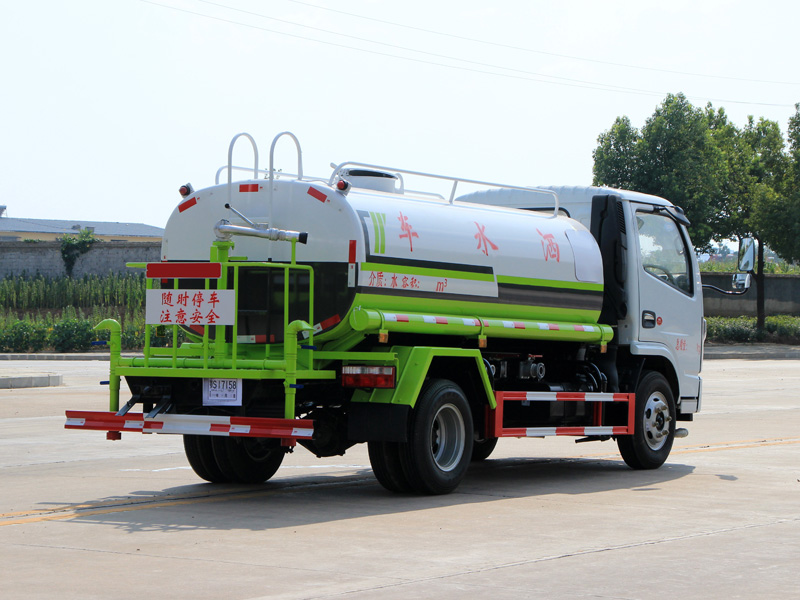 东风小多利卡5方洒水车