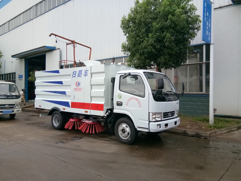 东风蓝牌扫路车