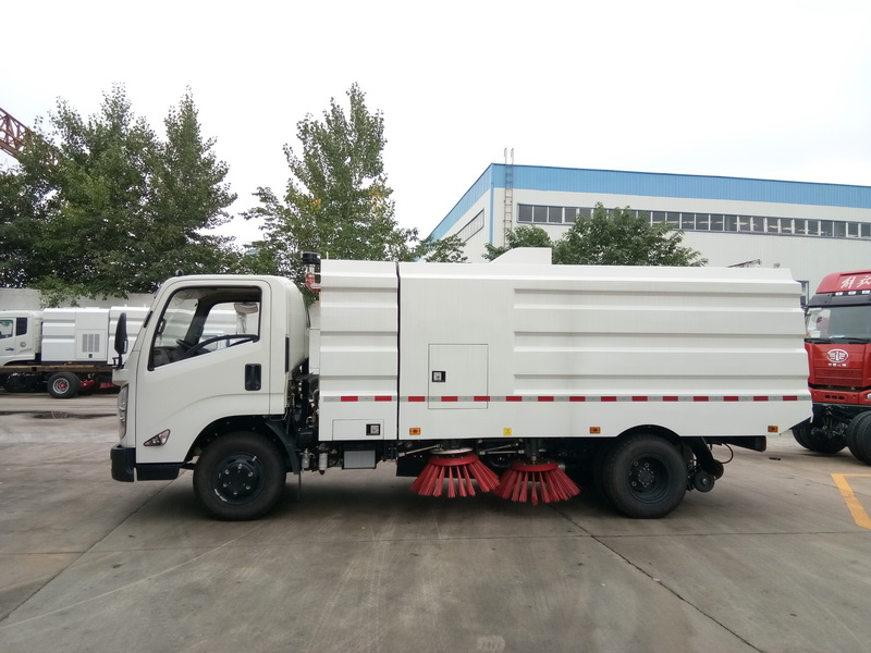 江铃扫路车