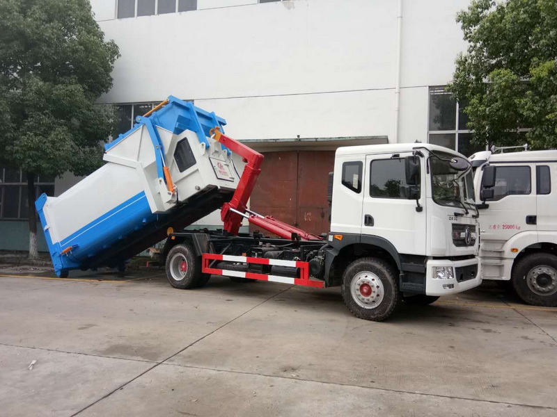 东风D9勾臂垃圾车（8-10立方）