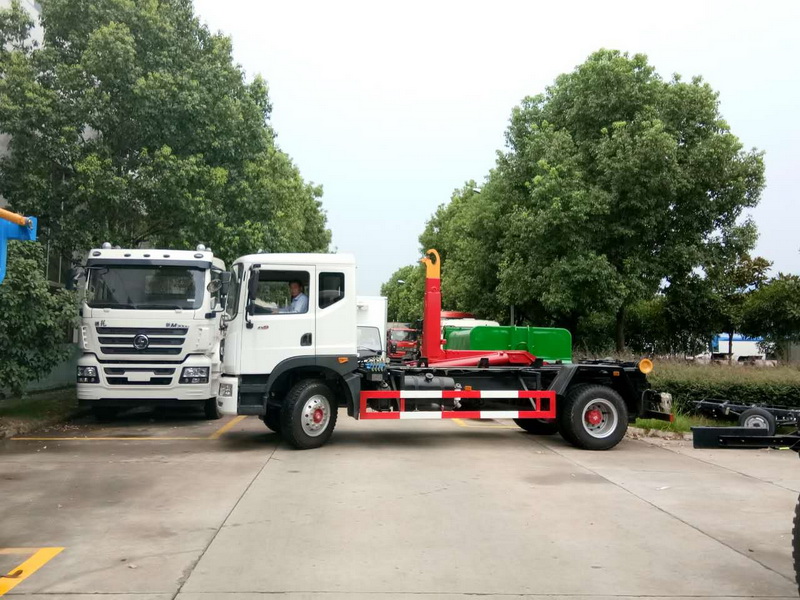 东风D9勾臂垃圾车（8-10立方）