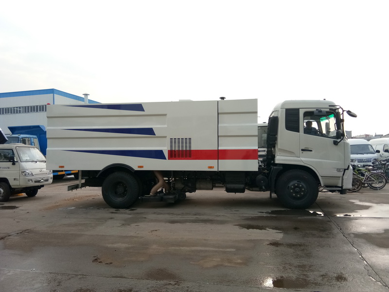 东风天锦吸尘车