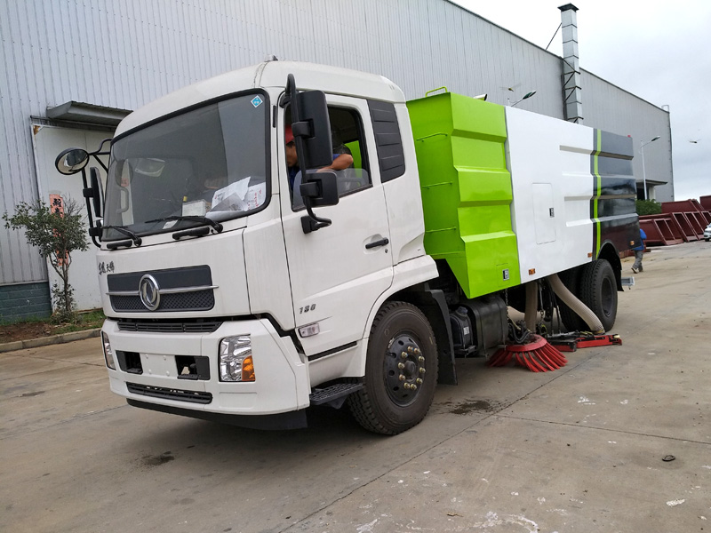 东风天锦吸尘车