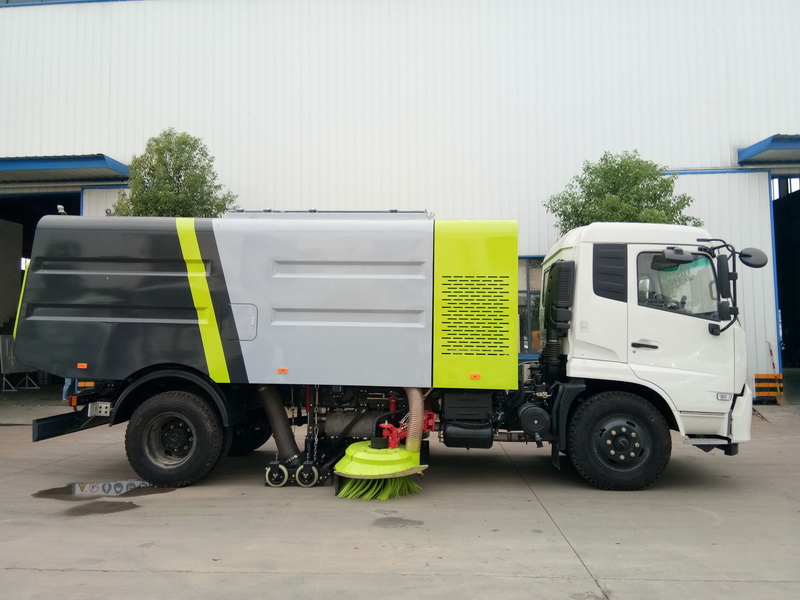 东风天锦干湿两用扫路车