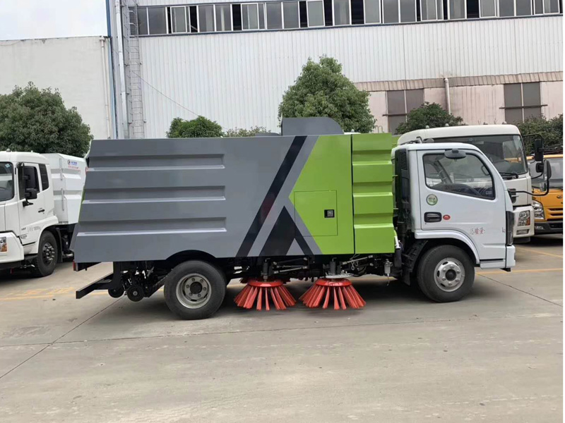 国六东风小多利卡扫路车